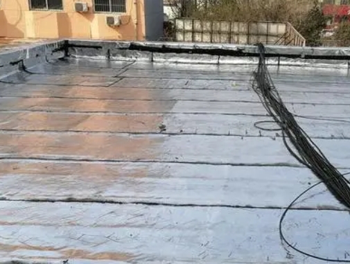 繁昌卫生间漏水维修公司分享下繁昌屋面楼顶防水刚性防水层施工要点。
